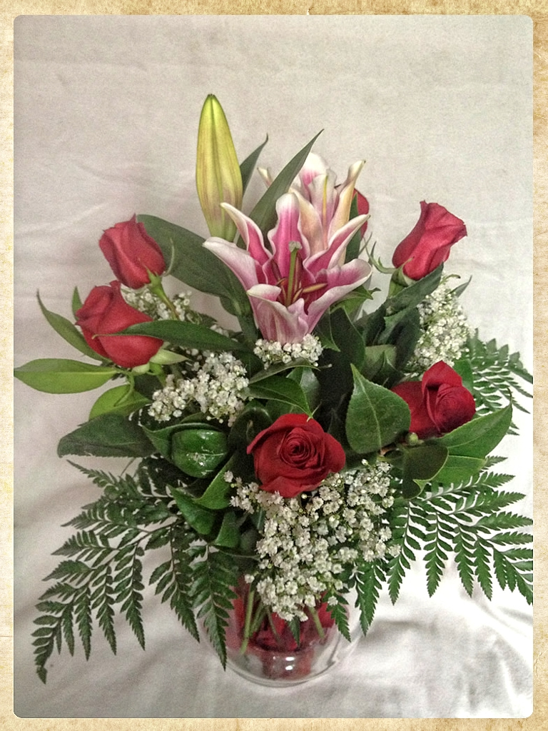 Bouquet 6 rosas rojas y lilium oriental