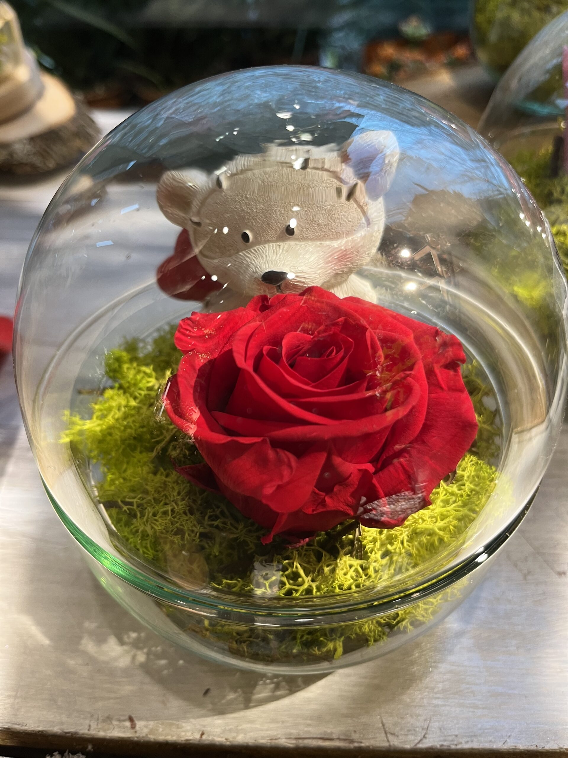 rosa preservada en bola de cristal