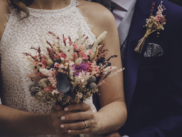 ramo de novia flores preservadas con prendido a juego